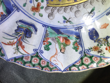 Een Chinese famille verte schotel met het wapen van Artois, Kangxi/Yongzheng